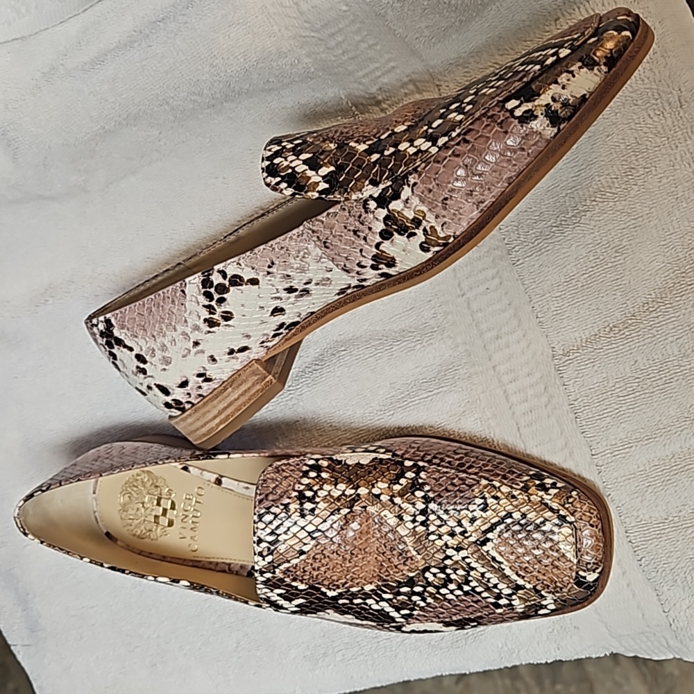 Vince Camuto leather loafer size 8m or 381/2 in men size reptile appearance.